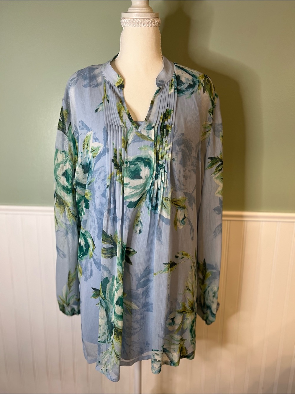 Susan Graver Blue Floral Pintuck V-Neck Sheer Blouse w/ Matching Tank. Size M